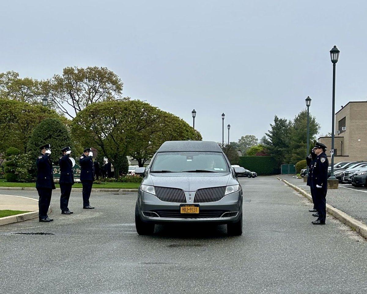 Police Officer Richard Vincent retired in 1994 from the <a href="/NYPDQueensNorth/">NYPD Queens North</a>.  

Police Officer Vincent’s family was presented with our department flag in his honor. 

May he rest in eternal peace.
#NeverForget 
<a href="/NYPDnews/">NYPD NEWS</a>