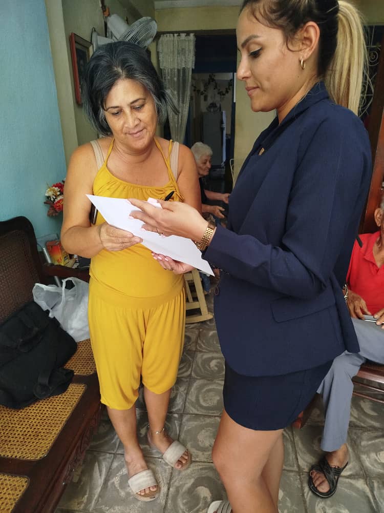 Nuestras Ejecutivas itinerantes visitando a clientes potenciales del Nauta Hogar Plus. Servicio que puede adquirir a través de nuestros distribuidores internacionales si cuenta con el servicio nauta hogar. Puede consultarlo en la página
etecsa.cu
<a href="/ETECSAGranma/">Bayamesa2025</a>