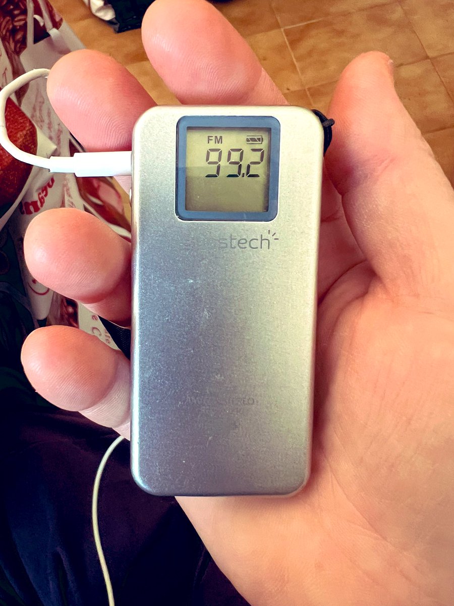 Sense llum ni internet, però amb la ràdio😊
Les màgiques ones SEMPRE ens salven 📻
🩷 Visca la ràdio!