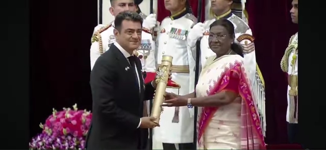 குடியரசு தலைவரிடம் பத்மபூஷன் விருதைப் பெற்ற Mr. Ajith Kumar sir அவர்களுக்கு வாழ்த்துக்கள் 💐💐 #AjithKumar #PadmabhushanAjithKumar