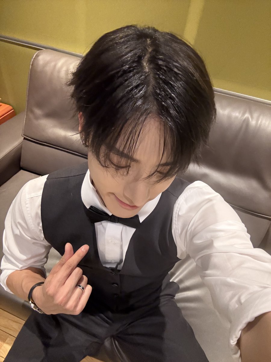 THEBOYZ_officl's tweet photo. [📸] 에릭 아이돌 라디오 시즌4 DJ 완료🐶 사랑하는 에디의 100일을 축하합니다💝 에디와 100일 동안 함께해 준 돌랑이들 앞으로도 더 잘 부탁드려요🤙🏻

#THEBOYZ #더보이즈
#ERIC #에릭 https://t.co/5McD20WPvi