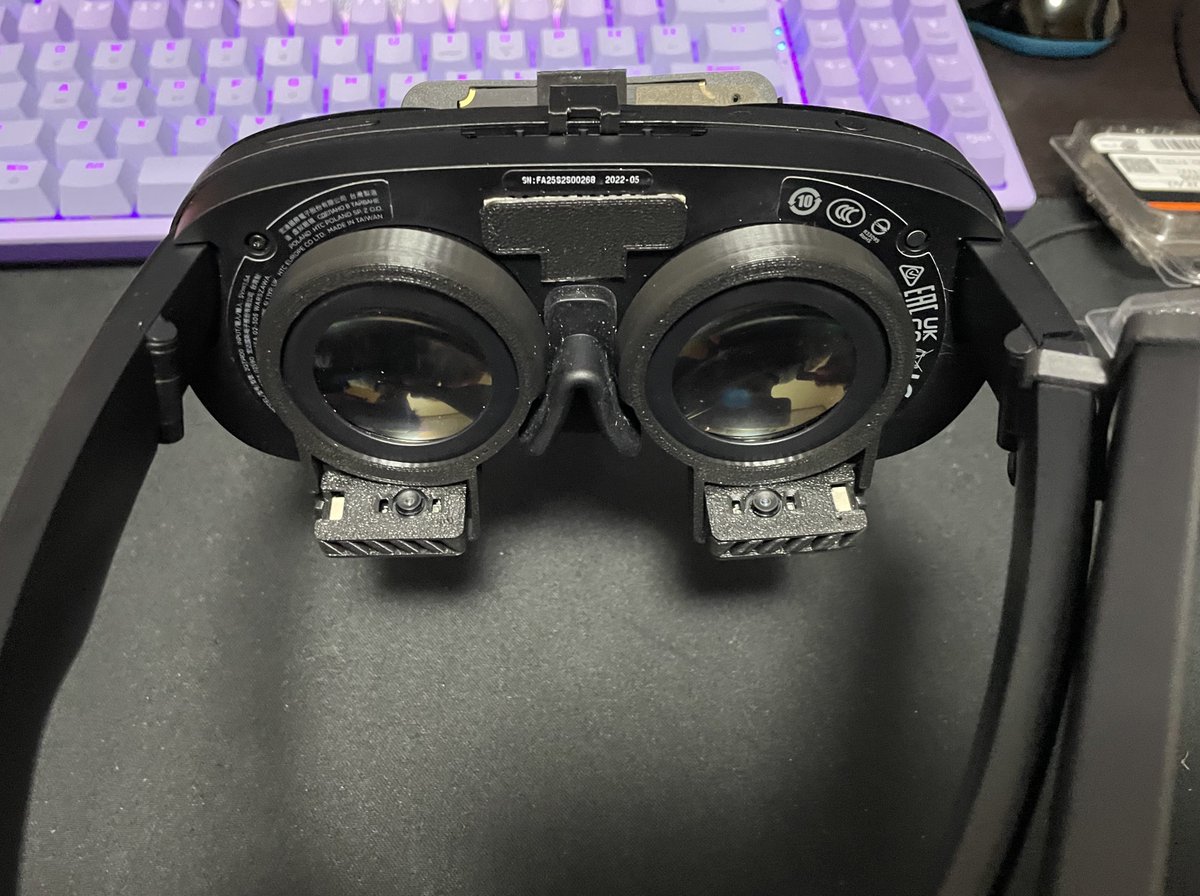 kirisamenanoha's tweet image. さらにいい感じになった

leapmotionは殻割りして軽量化。
USBハブはバランス良くするのにサイドに移設。
アイトラのマウンタはきっちりハマるように調整した

顔に装着しても鼻も痛く無くなった

あとはケーブル配線して完成〜