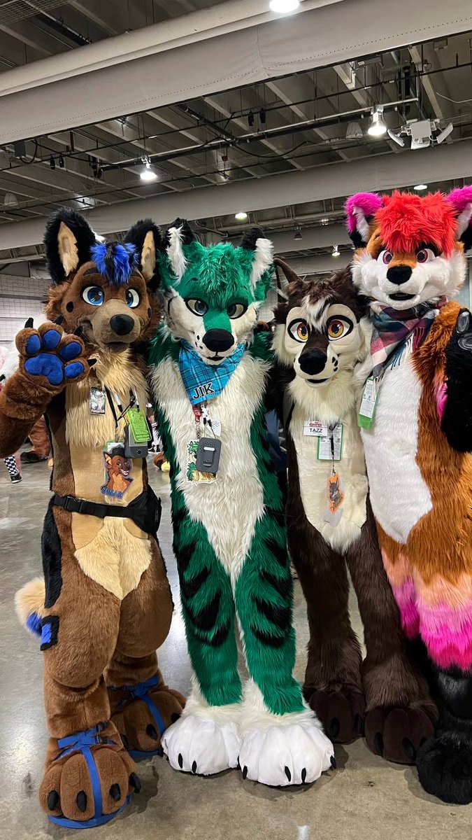 Yes I'm short. 😭

Throwback to Anthrocon 2024 

🐶: <a href="/SonarSheppy/">SonarShep</a>
🐺: <a href="/jikerdor/">Jik @ AC</a>
🦊: <a href="/Foxtalic/">Cassius🌱</a>