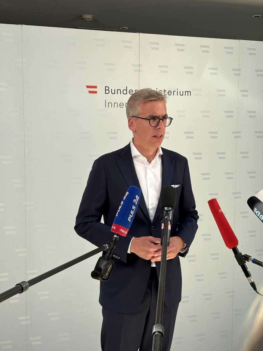 Beim Treffen der deutschsprachigen InnenministerInnen in der Wachau 🇦🇹 beraten sich derzeit <a href="/LeonGloden/">Léon Gloden</a> 🇱🇺, <a href="/beat_jans/">Beat Jans</a> 🇨🇭, <a href="/NancyFaeser/">Nancy Faeser</a> 🇩🇪, Gerhard Karner 🇦🇹 und Hubert Büchel 🇱🇮  über Migration, Sicherheit und grenzüberschreitende Zusammenarbeit.