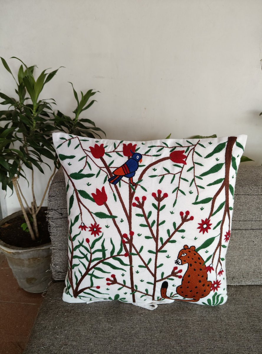 Ahambhumika's tweet image. Calling all entrepreneurs! We need your expertise! Our women artisans create stunning embroidery, but need help with marketing. Share your insights &amp;amp; help us empower them! Check astitva.net.in
Others requested RT for widening reach #WomenEmpowerment #MarketingHelp