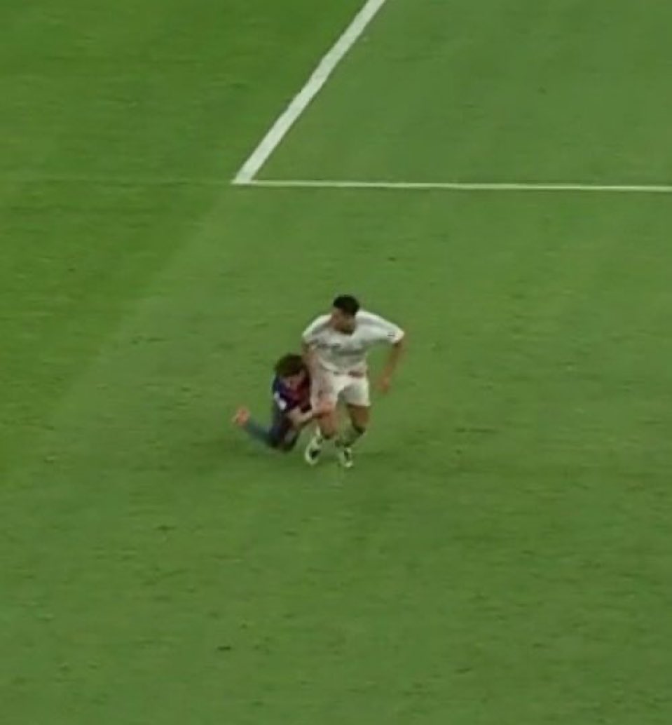 وين الدعس وهو حاطه عند رجوله