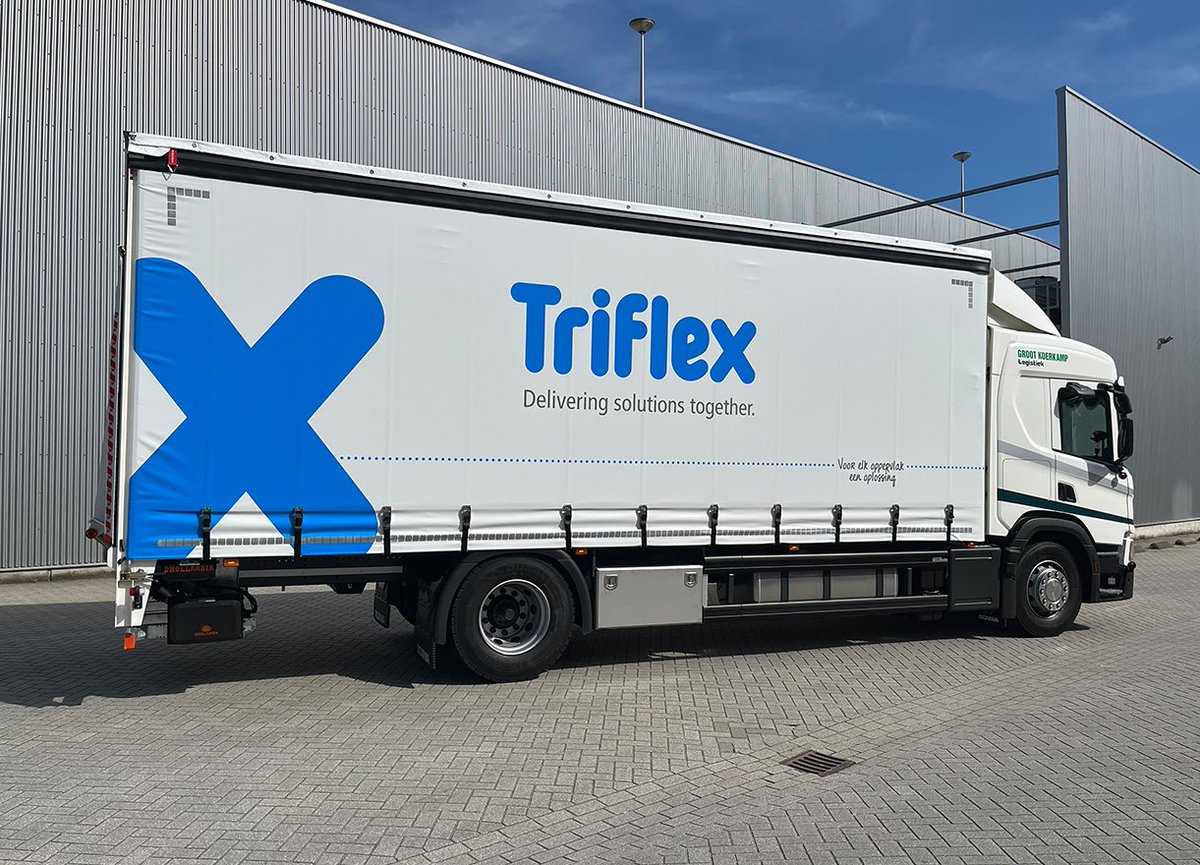De markeringen, mortels en slijtlagen van Triflex zijn al jaren op de weg te vinden, maar Triflex is nu ook op een andere manier zichtbaar op de weg. Onze Transporteur Groot Koerkamp Transport heeft nieuwe vrachtwagens mét uitingen van ons erop. Spot u ze binnenkort? 👀