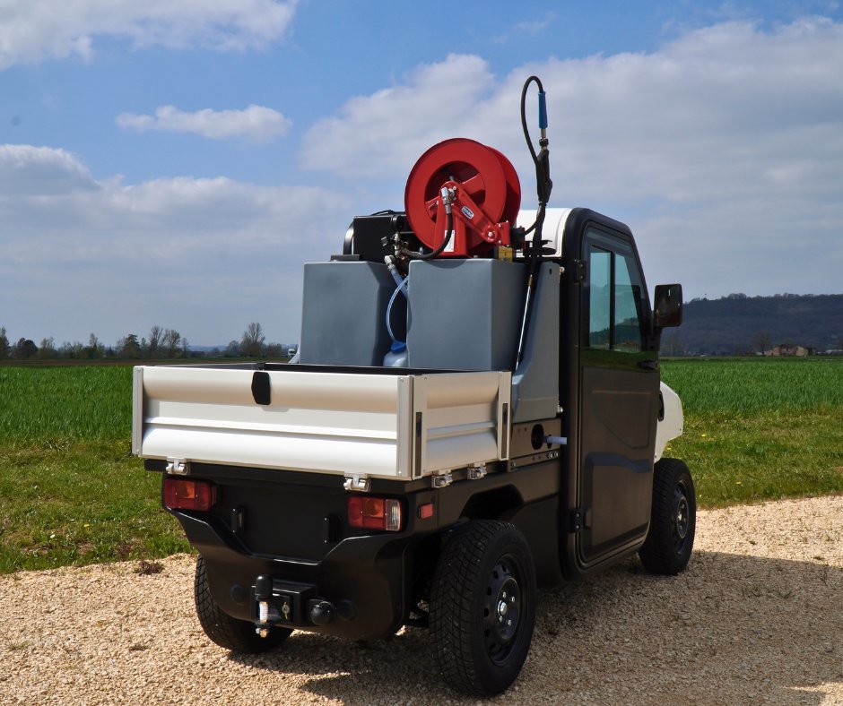 Découvrez le plus compact des Goupil : le G2 équipé d’un plateau fixe mixte avec nettoyeur haute pression 200 L !

Cet utilitaire électrique est la solution idéale pour vos opérations de nettoyage en milieu urbain, sur sites fermés ou touristiques.