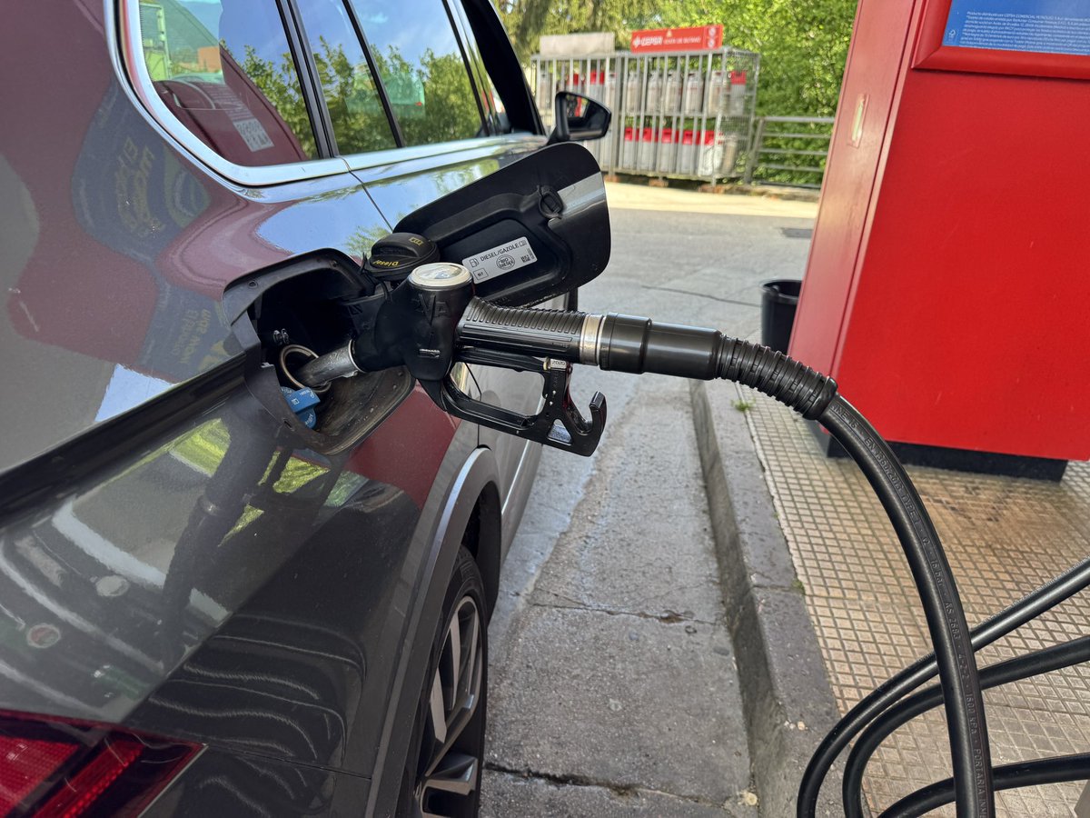 Habitantes de #Vigo. 
En A55 km 8 #Tameiga #Mos CEPSA se puede repostar. 
Tienen generador propio.