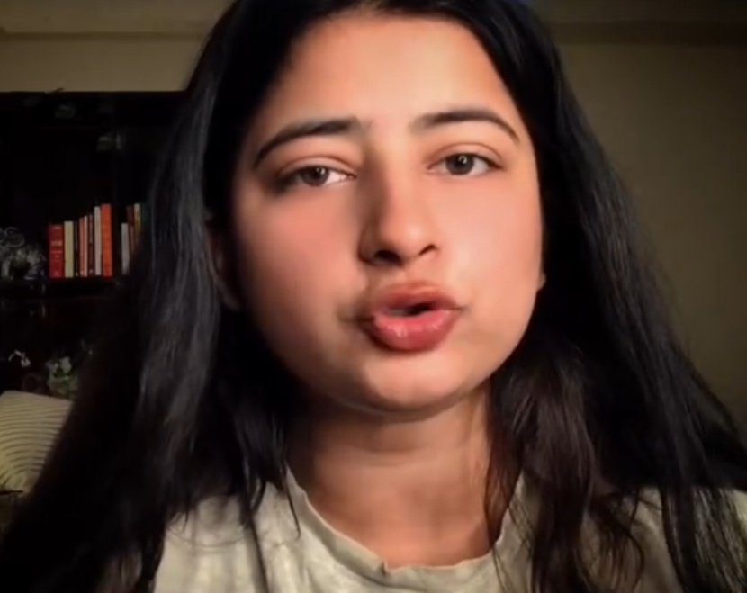 मिल गई नेहा सिंह राठौड़ जैसी एक और गद्दार

नाम - श्रेष्ठा झा 
काम - पाकिस्तान के बचाव में वीडियो बनाना

@ArunKosli  भैयाजी कहीन