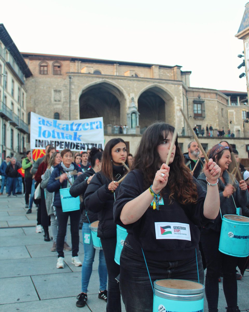 💥💥Arabarrok harro atera ginen atzo Gasteizko kaleak  independentziaren aldeko aldarriz astintzera 🥁🥁
Gora patata 🥔
#AskatzeraLotuak