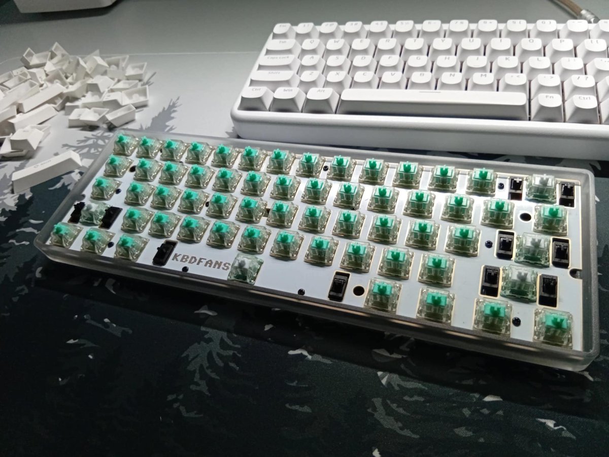breadpanhimself's tweet image. Selling 8k pooling keyboard KBDfans x MM HE PCB with GH60 clear case na may silicone pour. Then also with Wooting60he case. with pbt shinethrough keycaps and lekker switches pm for details!