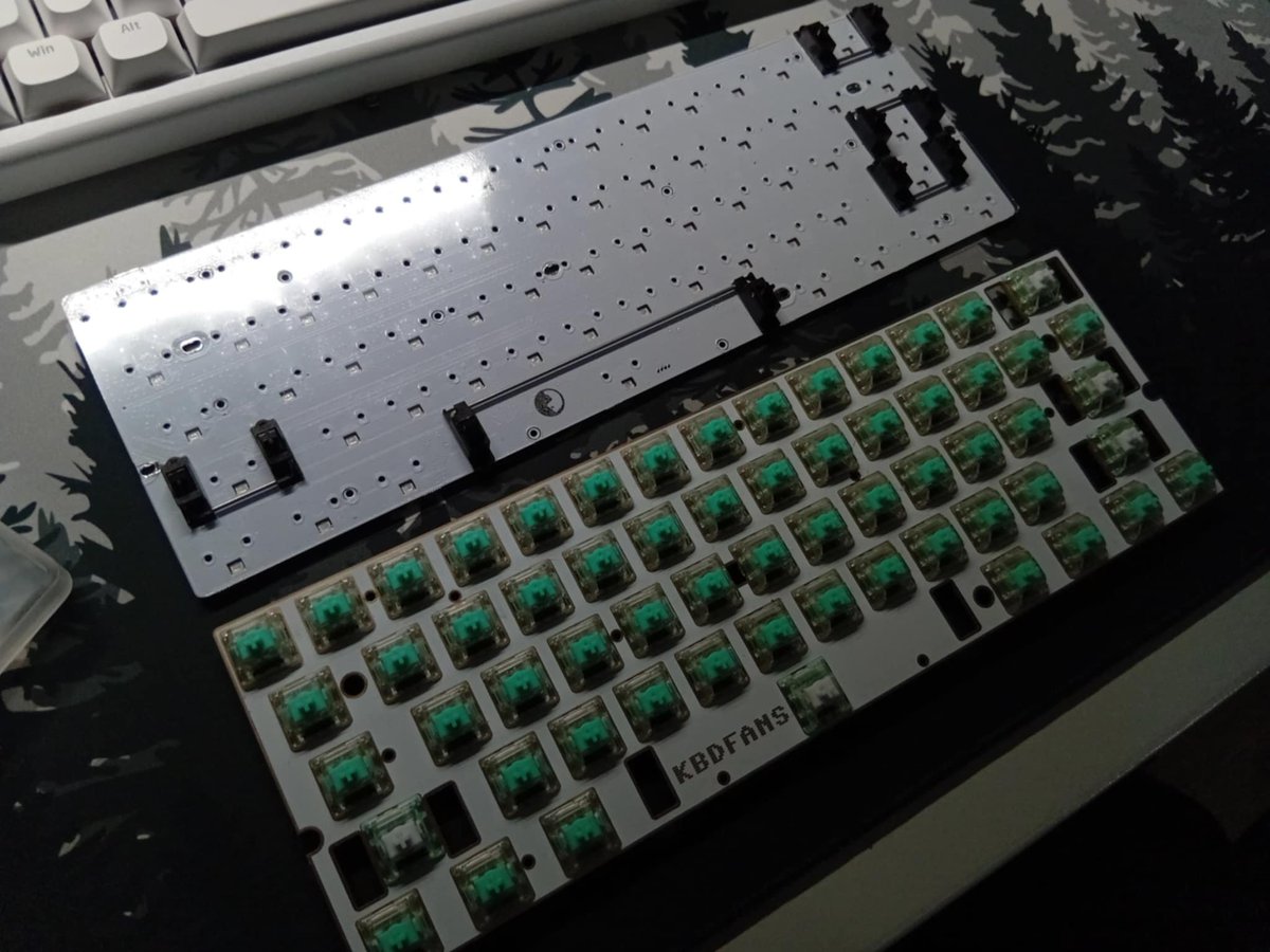 breadpanhimself's tweet image. Selling 8k pooling keyboard KBDfans x MM HE PCB with GH60 clear case na may silicone pour. Then also with Wooting60he case. with pbt shinethrough keycaps and lekker switches pm for details!