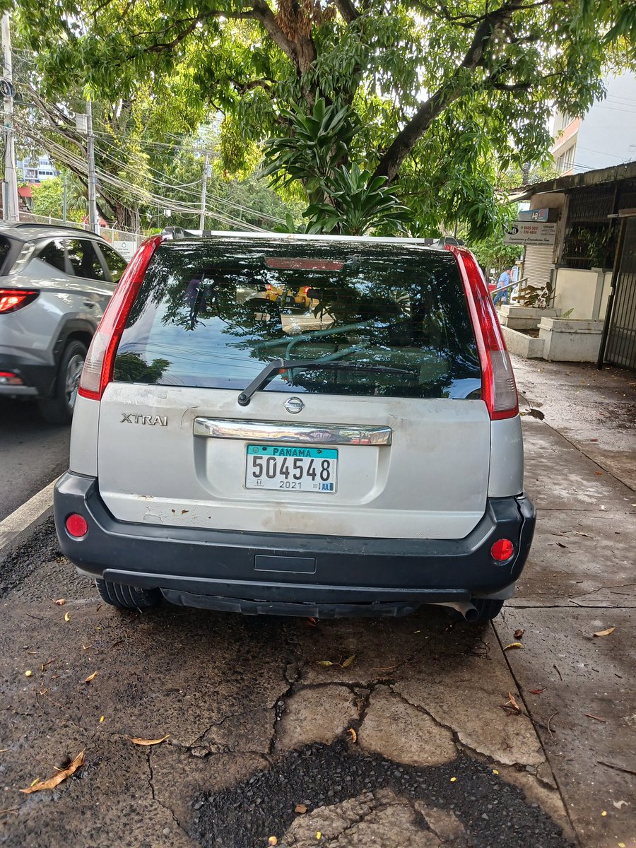 robertoriosherr's tweet photo. @ATTTPanama Agradezco hagan lo propio en sancionar a una conductora que estacionó desde temprano de hoy lunes 28 de abril, obstruyendo salida de autos de dos diferentes casas en la calle José De Fábrega. https://t.co/ayeexpJfGf