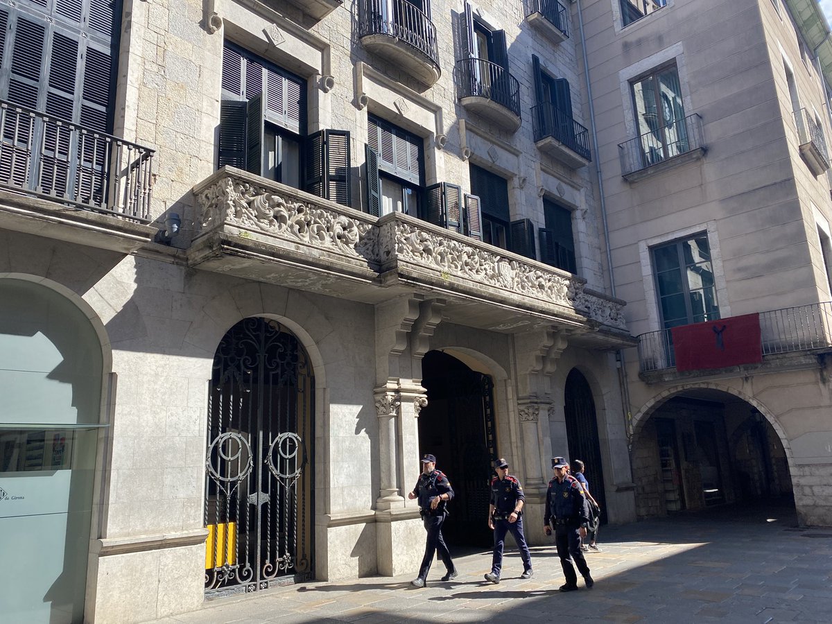 A Girona el comité d’emergència municipal està permanentment activat. Una part de la ciutat té llum: Sant Narcís i Santa Eugènia. La resta s’espera que en vagi tenint en les properes hores 

L’ajuntament ha activat tots els professionals dels serveis de seguretat

<a href="/Cati_Girona/">CatInfo Girona</a>