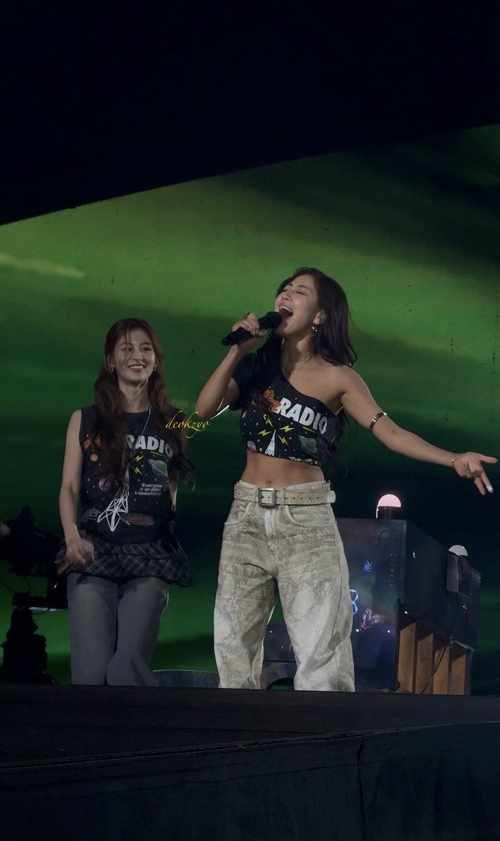 SANA I SEE YOU LOOKING LIKE A PROUD GIRLFRIEND OVER THEREEEE 👀🫵🏻 ANDDDD excuse me can we talk about the abs??? park jihyo you’re killing us! 😩😩