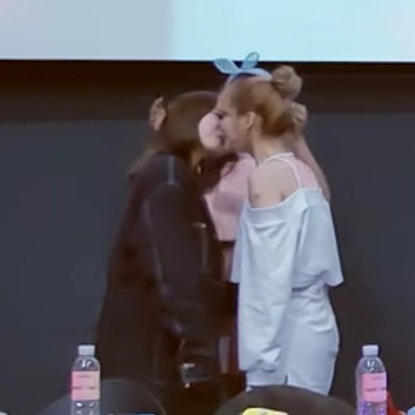 Nayeon queriendo darle un beso a momo porque lo que pasó en el concierto de Coldplay no es la excepción sino la regla: un thread