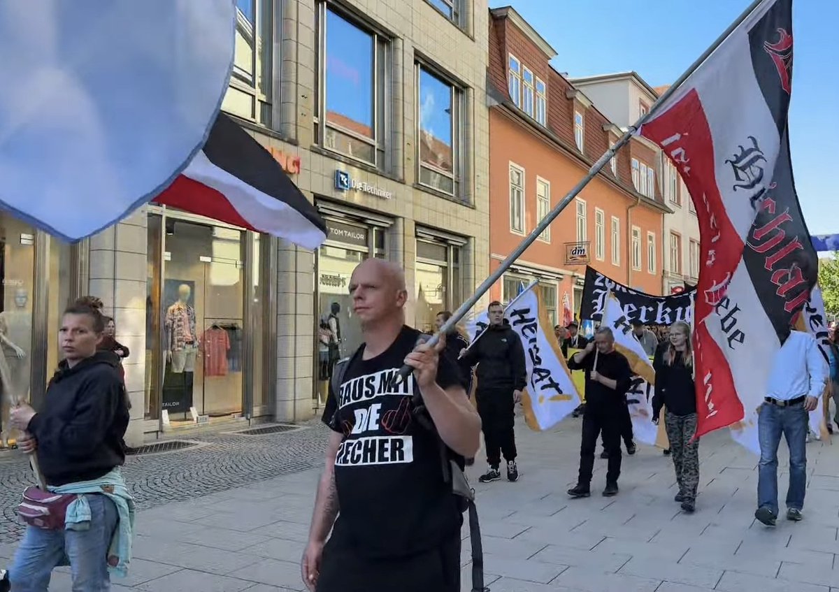 RechercheG_EF's tweet photo. Das passende Symbolbild dazu, lieferte der Neonazi Andy Fahl("Voigtländische Trommler").
Tja @OTZonline , wann kommt von euch eigentlich der nächste unkritische, nicht eingeordnete und herzzerreisende Artikel zu einer Neonazi Familie?
#WE2604 https://t.co/AuqbysWBS7