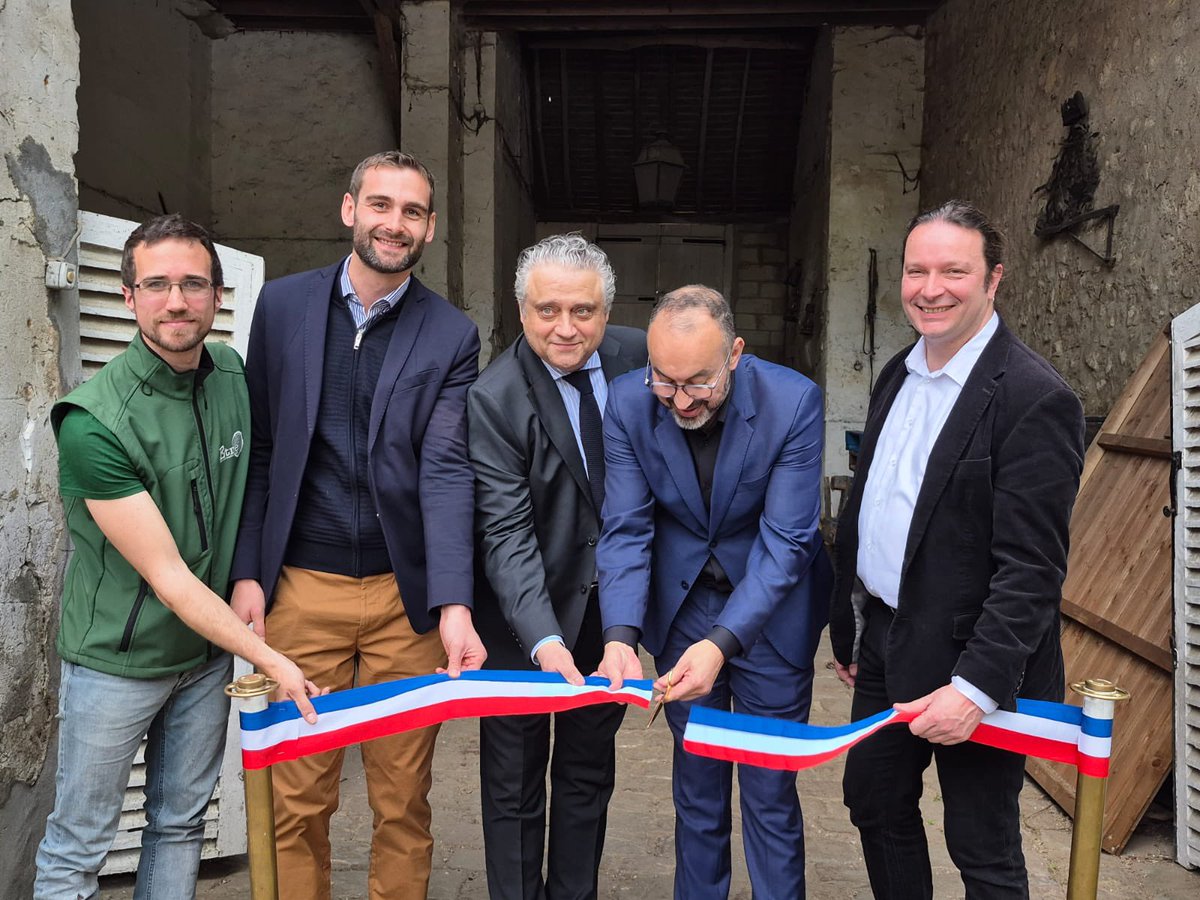 Prefet95's tweet photo. 🌳 # Inauguration | Un nouveau souffle au Vieux Pays de Goussainville !

#prefet95 et Abdelaziz Hamida, maire de la ville, ont inauguré le nouveau Tiers-Lieu du Vieux-Pays, installé dans les écuries rénovées du château : 

✨ ETRE Val d’Oise - école de la transition écologique
✨ ABRACADAPARC - balades sécurisées dans les arbres
✨ Ateliers, artisanat, coaching et savoir-faire du monde. 

✅ Soutien de l’État : 1 million € via le Fonds Vert. 

➡️ En présence de Pierre Barros, sénateur, Anthony Arciero, conseiller départemental, Pali Pali, gestionnaire du Tiers-Lieu, Raphaël Lurois, représentant ETRE Val d’Oise.

👌Un lieu d’avenir, entre patrimoine et écologie !