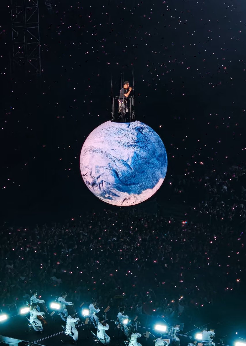 EagleSightTech's tweet image. 🎤 At a recent show by a top Chinese star, our spherical LED displays captivated the audience with stunning visuals. Elevate your events with our cutting-edge technology! #LEDDisplays #SphericalLED #ConcertInnovation #LiveEntertainment #EventHighlights