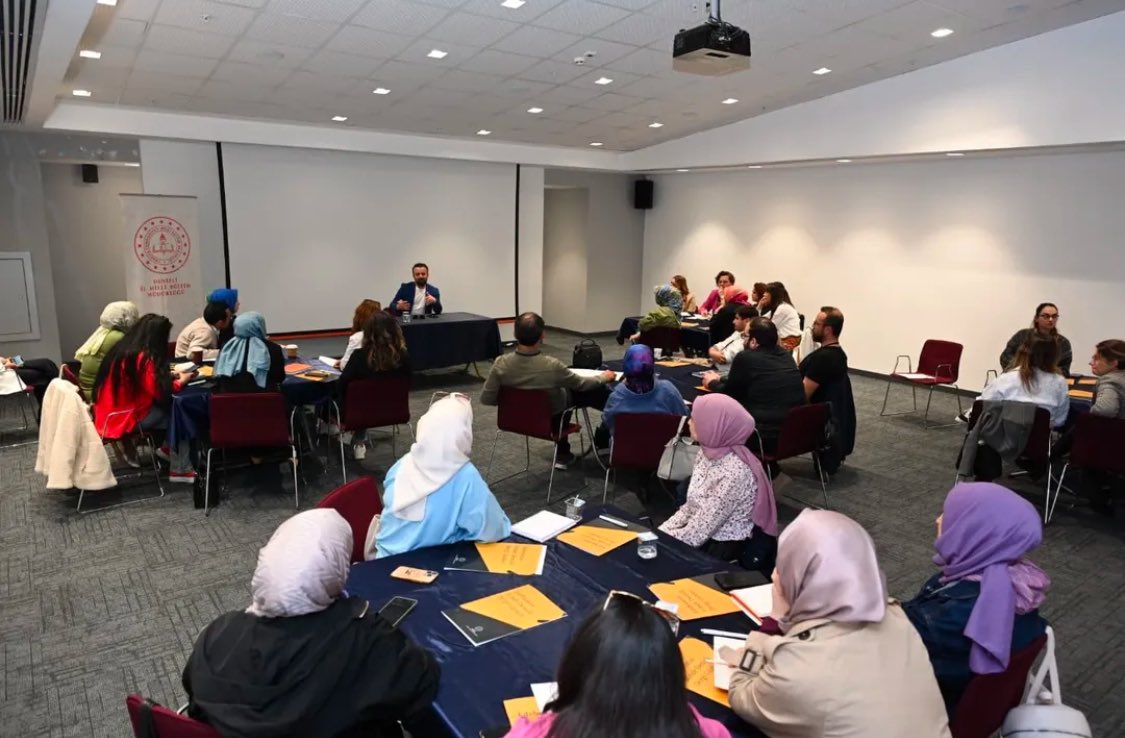 Edebiyatın İzinde: Denizli Dergi Günleri projemizin ilk adımını bugün attık. Ankara’dan gelerek programımıza değer katan, çalıştay ve atölye çalışmalarıyla öğretmenlerimizin ilgisini ve sevgisini kazanan HECE dergi ekibine gönülden teşekkür ediyoruz.