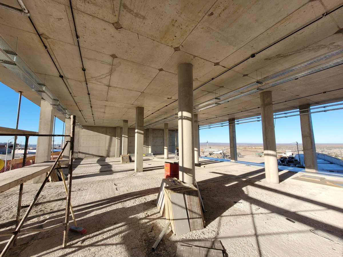 tanapasqualini's tweet photo. El Polo Científico Tecnológico es #OrgulloNeuquino 🚀
Con @MarianoGaidoOk y @Rolo_Figueroa recorrimos la obra, que ya tiene un avance del 65% 🏗️.
Seguimos trabajando junto a provincia para el desarrollo de la economía del conocimiento  y el crecimiento de la ciudad 🏙️. https://t.co/2RQ3T6GRZG