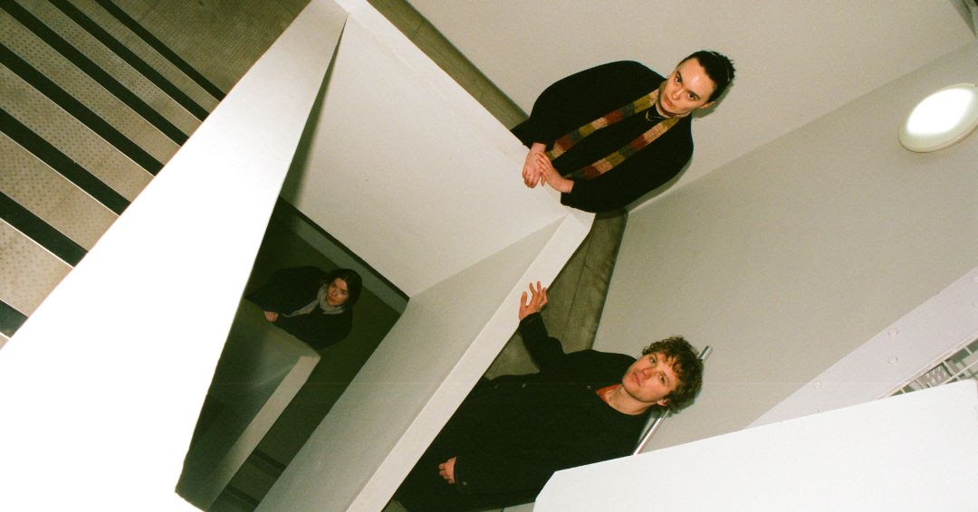 òrain’s ‘Hanging Fruit’ EP has a stark yet bucolic atmosphere - folk-hewn songwriting with Scottish roots, there's a huge amount to soak up here.

clashmusic.com/news/orains-ha…