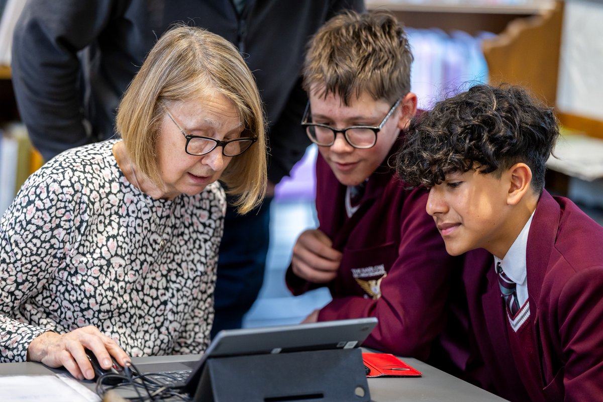 ManCityCouncil's tweet photo. @TheBarlowRC pupils have been putting their digital skills to good use at free, weekly 'Digital Drop-Ins'📱💻 

Adults can pop in to Didsbury Library to learn from the young people - for instance, how to shop online

Read more: https://t.co/OITTKLHdO1

#ChildFriendlyMCR #GIW25 https://t.co/Ta3fwxyY0n