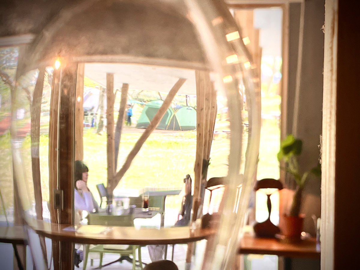 キッチンでコーヒーを淹れながら、ふとテラスの方に目をやると、目の前のグラスハンガーにかけられたワイングラス越しに若い男女が、お互いをカメラで撮りあいながら穏やかな笑みをたたえているのが見えた。なんか、、、嬉しかった笑

#鹿のねどこ
#ぼくらのミナノベース