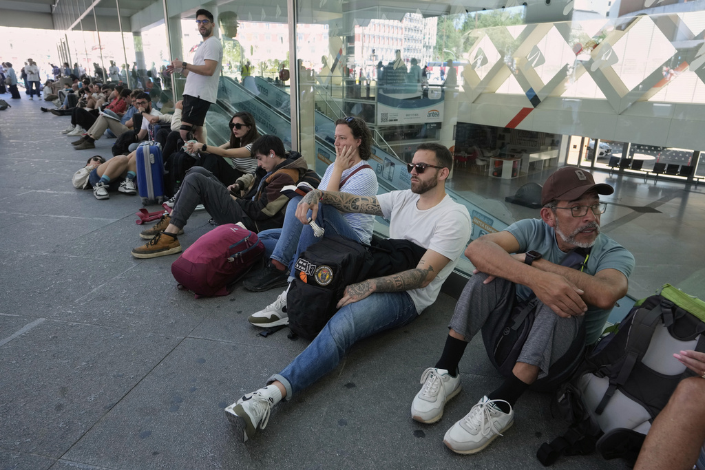 Spain and Portugal Grind to a Halt as Major Power Outage Knocks Out Subway Networks, Traffic Lights and ATMs cbn.com/news/world/maj…