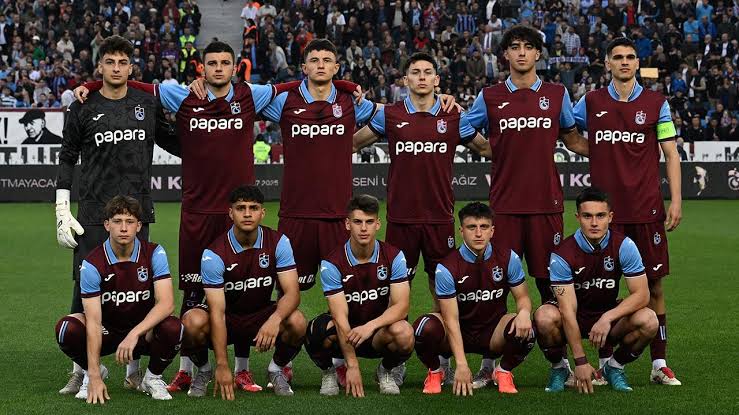 Yaşattığınız gurur ve heyecan için teşekkürler gençler. İkinci olduk

%100 yerel, profesyonel süresi olan oyuncusu olmayan, kısıtlı imkanlarla ve yetenek setiyle buraya gelen pırıl pırıl oyuncu grubu Trabzonspor U19.

Özellikle Salih Malkoçoğlu ve Arda Öztürk turnuvada öne çıktı.