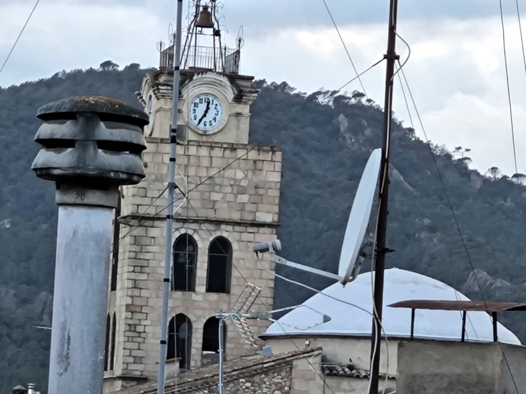 El campanar del meu poble ha quedat aturat a l'hora de l'apagada. Carn de portada de @revistaresso