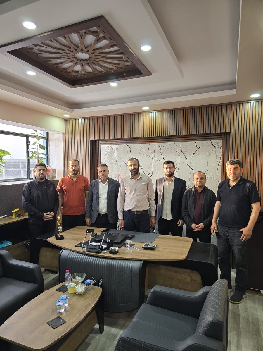 İlçemizde yeni iş yeri açan esnaf kardeşlerimiz *Aydoğdu Otomotiv* ve *Nida Auto*'ya hayırlı olsun ziyaretinde bulunduk. Rabbimiz kazançlarını helal, bereketli ve daim eylesin. Birlik, beraberlik ve kardeşlik içinde nice güzel hizmetlere vesile olmayı niyaz ediyoruz.