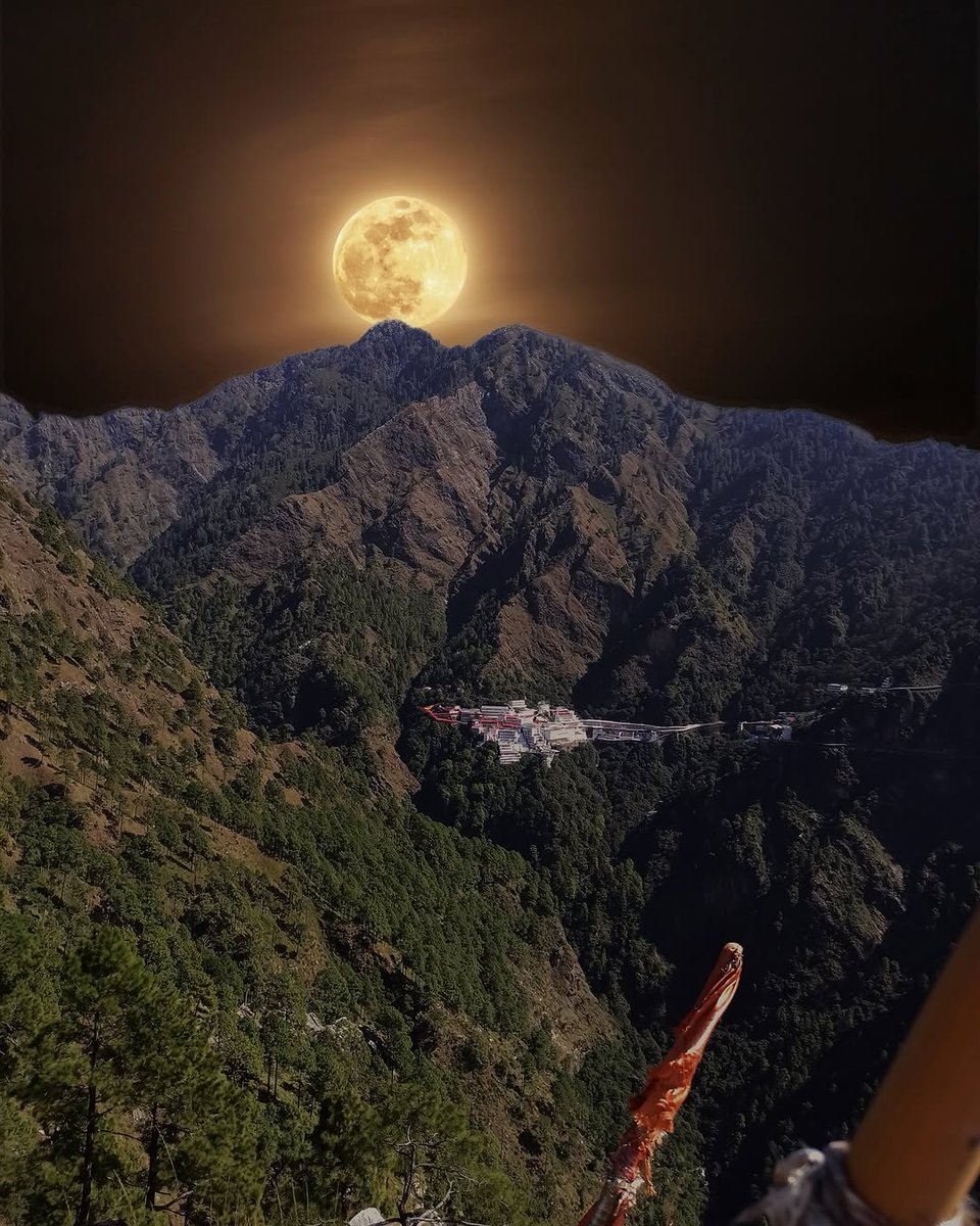 varshaparmar06's tweet image. Thread of the beautiful &amp;amp; coolest photos of the Moon 🧵

1. Sri Vaishno Devi, India