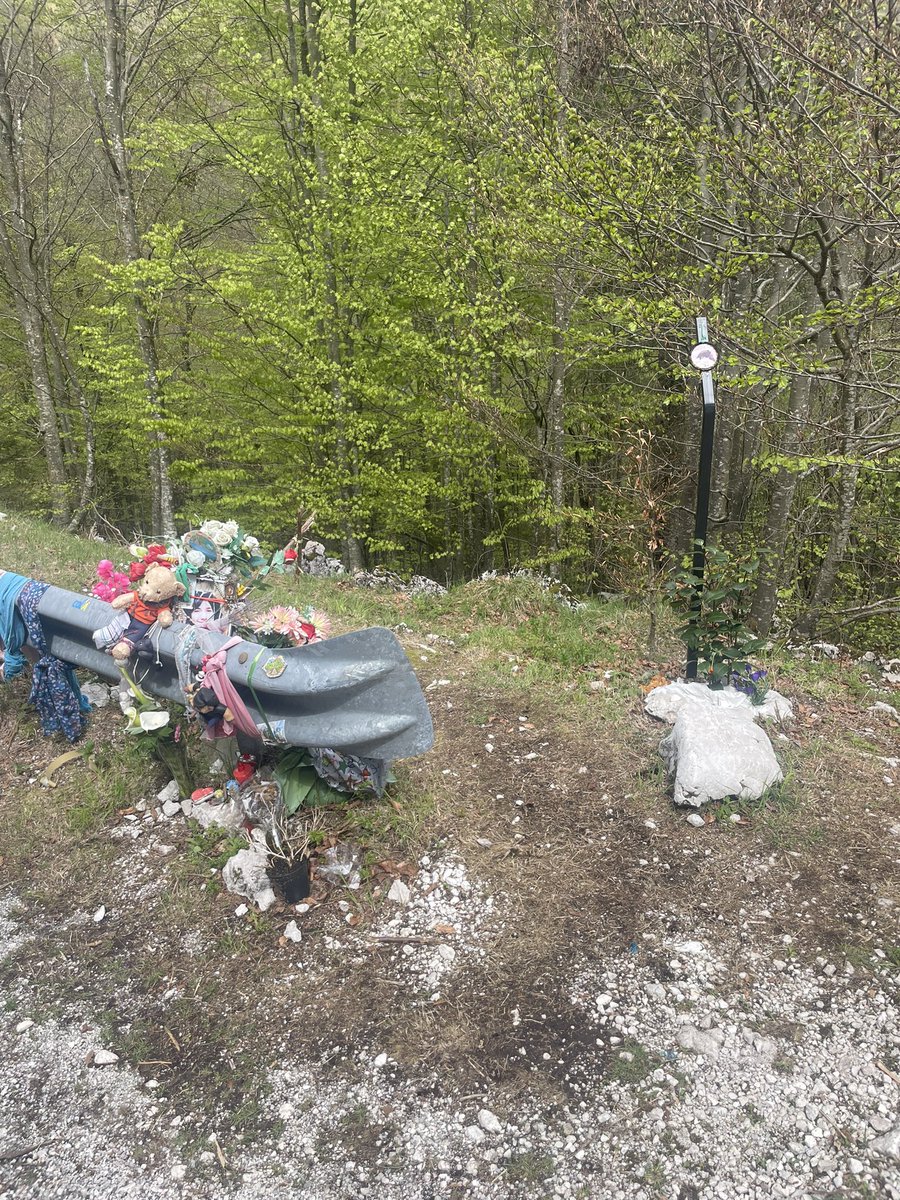 Stamattina per andare a visitare la sede del prossimo ritiro estivo sono passato di qui per caso. 

Non riesco a spiegare cos’ho provato ma ti rimane addosso. 

Ciao Giulia, la prossima volta porterò un fiore. 

#28aprile #Cecchettin