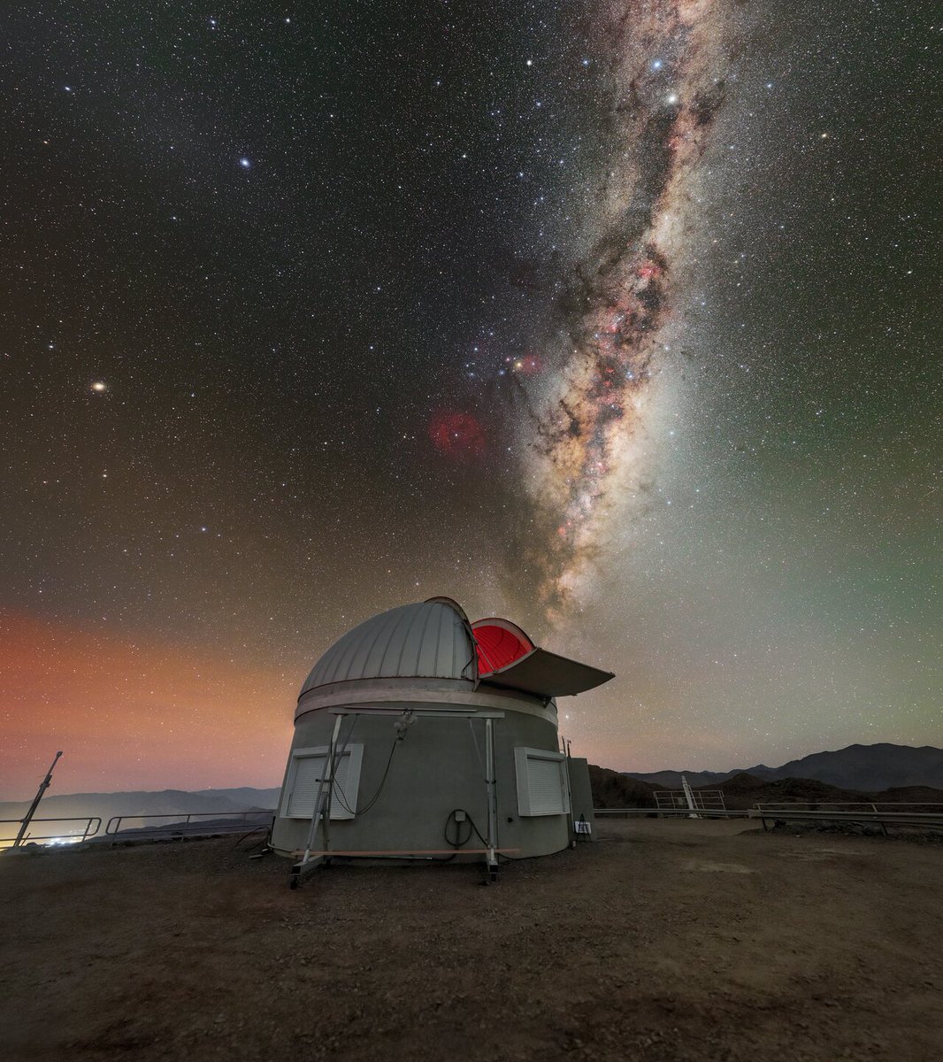 ¡El mejor partner galáctico! Él es AuxTel: el Telescopio Auxiliar Rubin que será el compañero ideal para las mejores observaciones en tiempo real del cielo nocturno de nuestro <a href="/VRubinObs/">NSF-DOE Rubin Observatory</a> 🔭
📷: P. Horálek