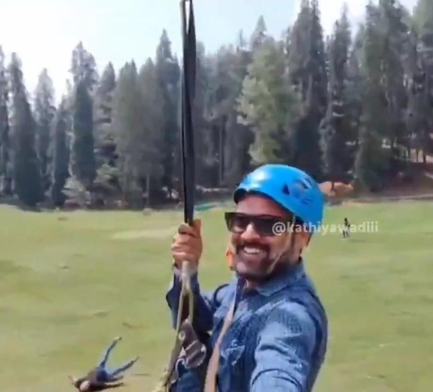 पहलगाम के लोकल मुस्लिम आतंकवादियों के समर्थन में थे,

ये अब पूरी तरह से सिद्ध हो चुका है।

टूरिस्ट के पीछे मुस्लिम व्यक्ति खड़ा है,

जब गोलियां चल रही हैं तब यह मुस्लिम व्यक्ति मुस्कुरा रहा है और अल्लाहु अकबर बोल रहा है।

ये गोलियां चलते देख रहा है फिर भी इसने टूरिस्ट को झूले पर