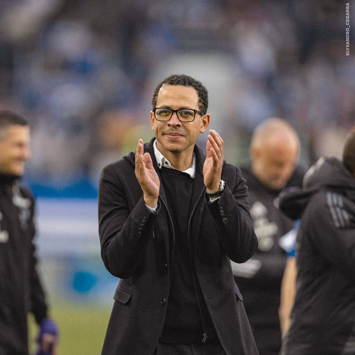 RCSA's tweet photo. 🚨 Le Racing Club de Strasbourg Alsace est heureux d’annoncer la prolongation de contrat de son entraîneur Liam Rosenior.

Arrivé à l’été 2024, le technicien anglais est désormais lié au club jusqu’en juin 2028.
