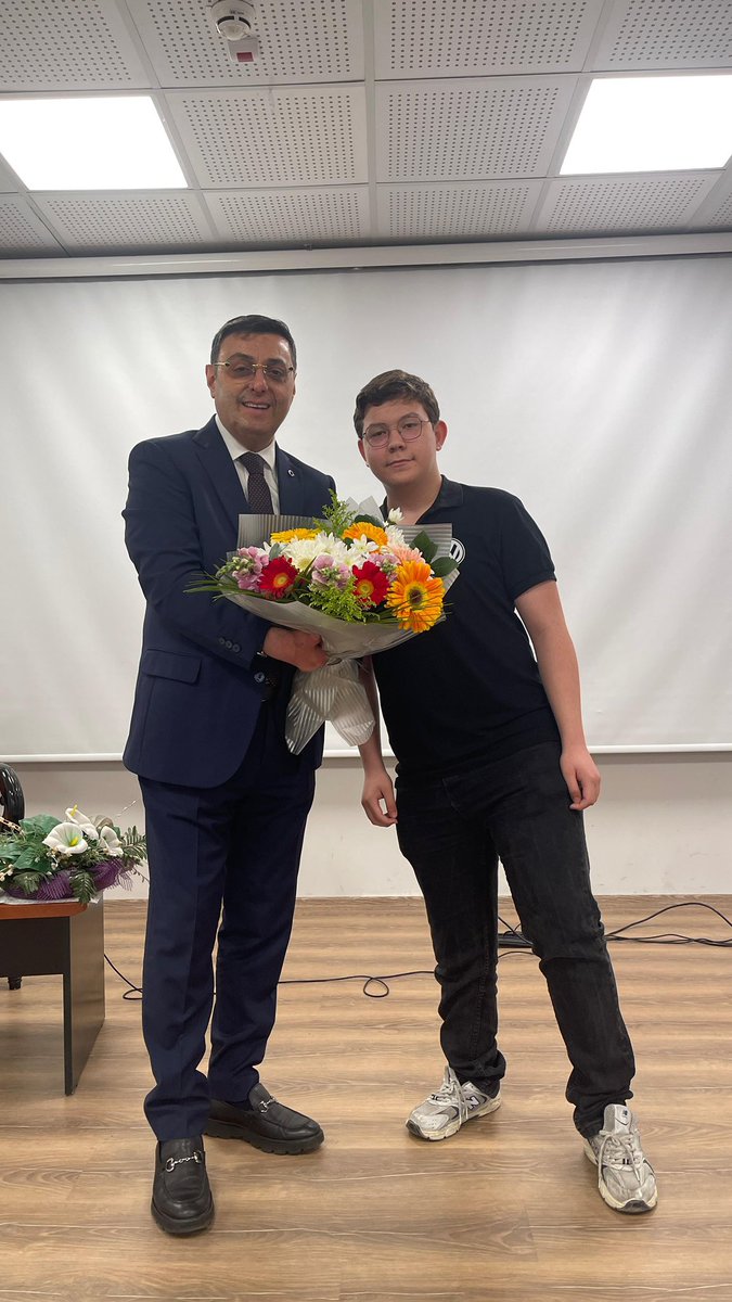 📍İzmir

Bugün Konak Şehit İdari Ataşe Çağlar Yücel Denizcilik Mesleki ve Teknik Anadolu Lisesi öğrencileriyle birlikte “Buğday Tanesi” kitabımız ve filmimiz üzerine keyifli ve anlamlı bir söyleşi gerçekleştirdik.

Öğrencilerimizin kitabımız ve filmimiz hakkındaki yorumları,