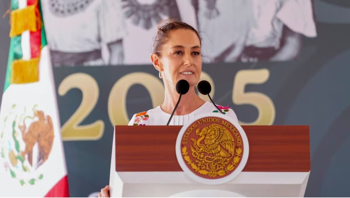 resisres's tweet photo. 🇲🇽 Sheinbaum REJECTS the IMF's claims that Mexico will face a recession and must increase its debt:

"They don't understand that the Fourth Transformation arrived in Mexico, that corruption and privileges ended here, and the people's resources are returned to the people of Mexico... They were used to telling countries what to do... They do not believe that the government can do anything to change a situation even though it comes from the market itself and we do not agree with that vision."