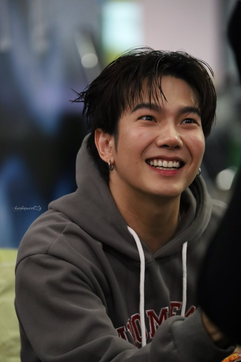 janeji28631's tweet photo. บิวบอกว่าขอบคุณที่มาหากันใช่มั้ยดูภาพนี้สิทุกงานบิวมักจะให้มีการรวมพลหลังอีเว้นต์จบไหนจะมีของเล็กๆน้อยๆมาแจกแฟนคลับอีกมันทำให้การเจอบิวมันโคตรคุ้มค่าเลยบางคนเดินทางมาไกลเพื่อมาเจอบิวเพียงแค่ไม่กี่นาทีเหนื่อยนะแต่รู้มั้ยความเหนื่อยมันหายไปเพราะบิวทั้งการเอนเตอร์เทนสนุกสนานทั้งสีหน้าแววตารอยยิ้มของบิวที่มองพวกเราแฟนคลับสบตาทุกคนไม่มีใครได้มากกว่าหรือน้อยกว่าทุกคนได้รับเท่าเทียมกันหมดมันอบอุ่นหัวใจอ่ะมันแบบเออโคตรคุ้มเลยที่มาหาบิวมาเจอรอยยิ้มใกล้ๆเหมือนได้รับพลังงานกลับไปใช้ชีวิตกันต่อสู้ชีวิตกันต่อเพื่อรอวันเจอกันครั้งถัดไปนั่นแหละบิวไม่ต้องพูดขอบคุณอะไรบ่อยมากมายเพราะว่าบิวแสดงออกผ่านมาทางสายตาแล้วดีจังเนอะอยู่ด้วยกันเรื่อยๆไปแบบนี้นานๆเลยนะพวกเรา☺️💙
#BuildJakapan 
@JakeB4rever 
#Beyourluve