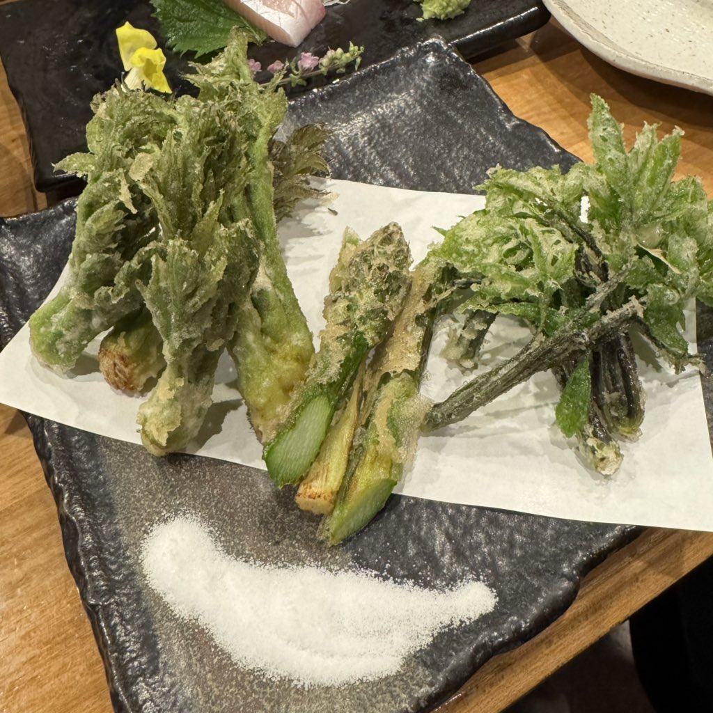 RH12_0000's tweet photo. 旬の食べ物美味しかった
#旬の天麩羅　#鶏白レバ刺し　#カツオ　#生牡蠣 https://t.co/fChExE09u6