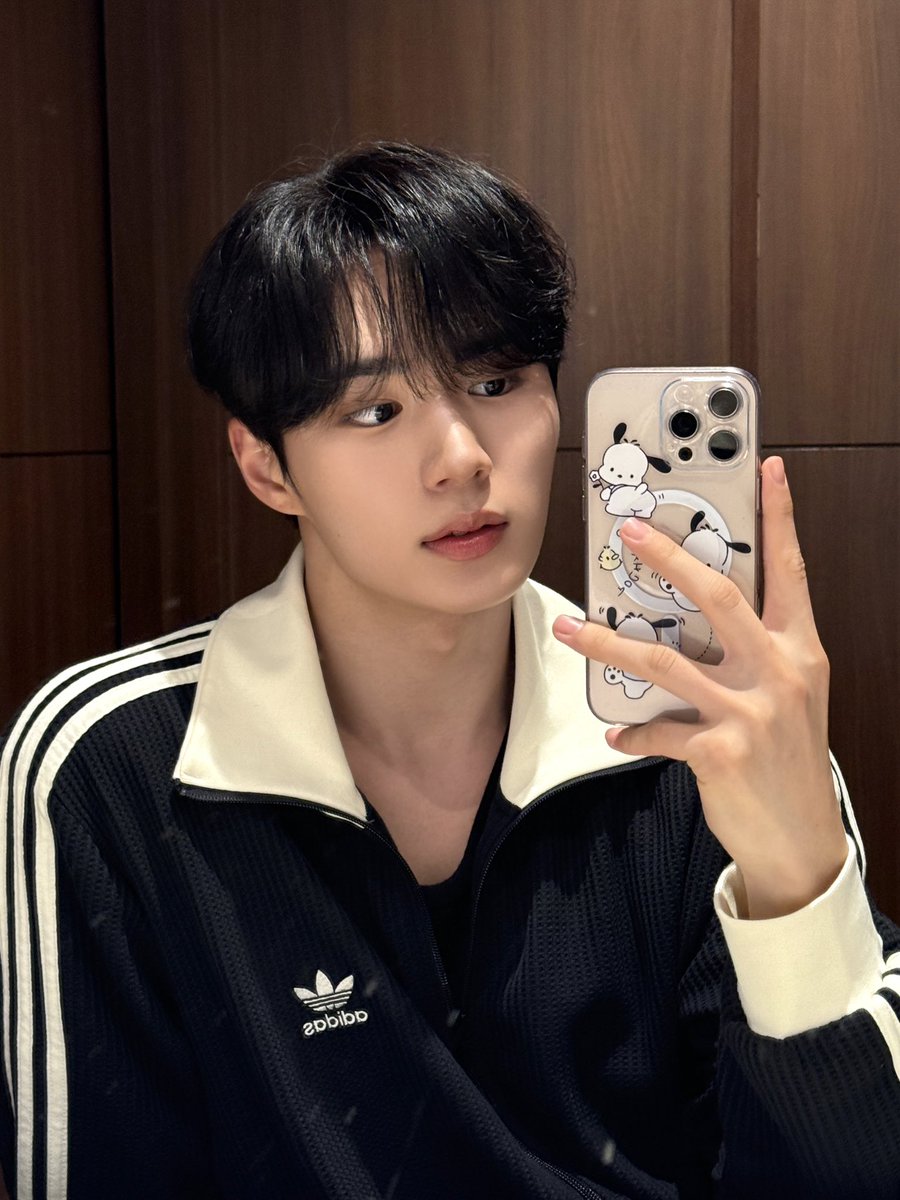WEi__Member's tweet photo. [#준서] 잘 자용🌙✨ https://t.co/4HaLD6f44j