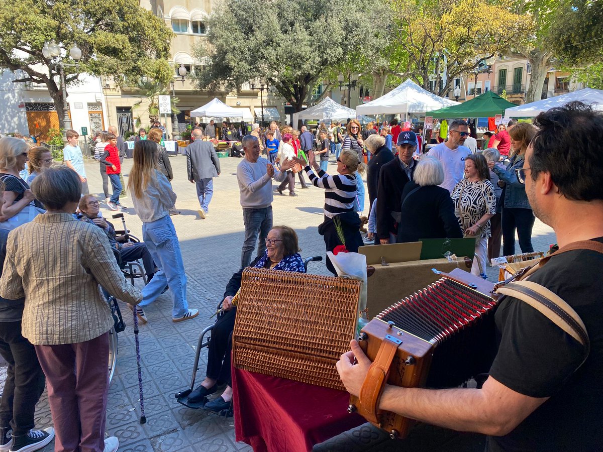 Crònica de Sant Jordi a la Placeta. Amb la Carme, la nostra autora,  i altres autors i amics i amigues que ens han acompanyat. I amb aquest celebrem el nostre desè Sant Jordi 🌹
