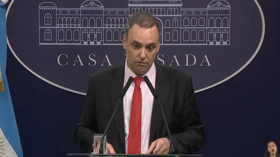 Adorni cobra 5 MILLONES POR MES. En lo que va de Abril hizo SOLAMENTE UNA CONFERENCIA DE PRENSA. Se llevo una TIKTOKER a ROMA para que le haga VIDEITOS. Y esta utilizando su aparato de COMUNICACION para hacer CAMPAÑA.

Venían a TERMINAR con la CASTA y terminaron REPRESENTANDOLA