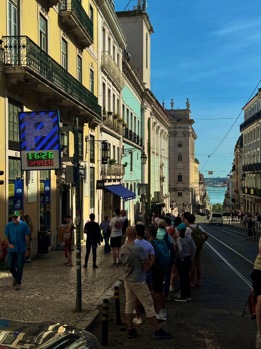 One of the only working ATMS in Lisbon. Power out. <a href="/shaunagh/">Shaunagh Connaire</a>