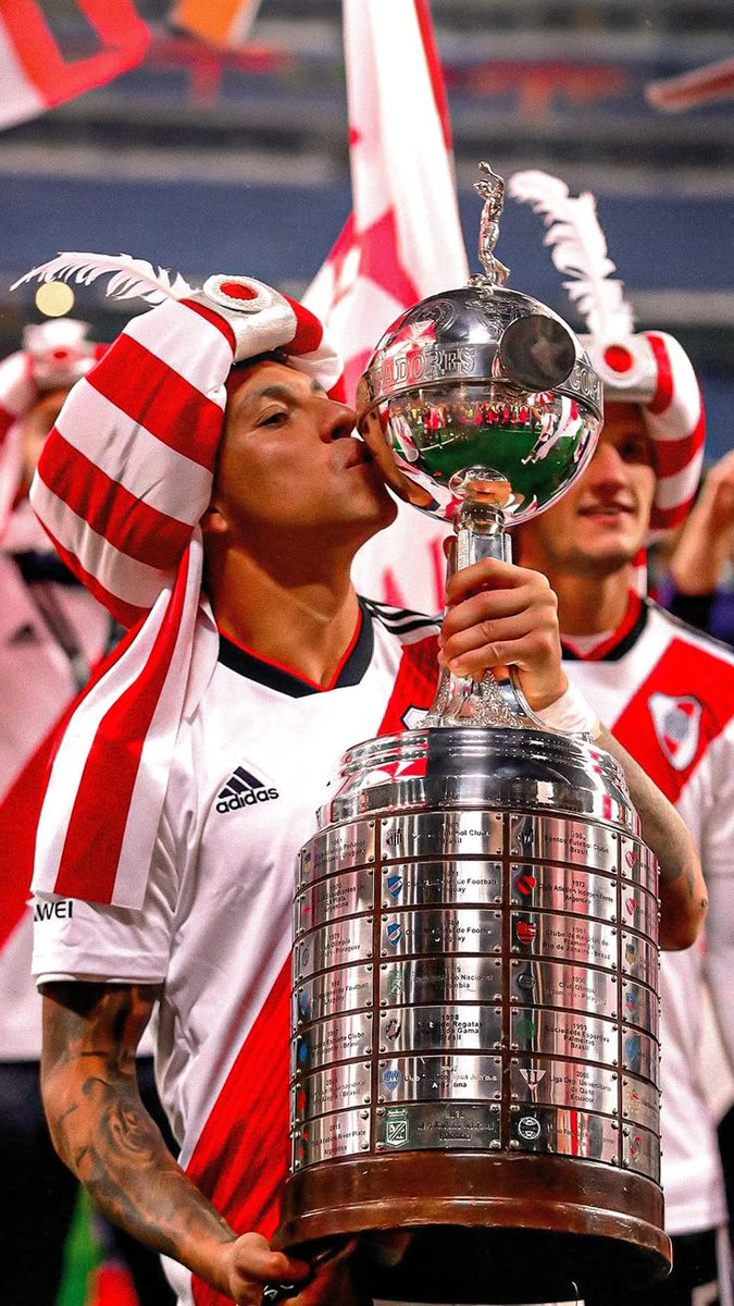 LA PATERNIDAD DE ENZO PÉREZ SOBRE BOCA

Si hay un símbolo indiscutible de estos años en River ese es Enzo Pérez. No solo por su aporte inmenso y primordial para las consagraciones del último tiempo, sino también por su rendimiento, actitud y compromiso con la camiseta ante Boca