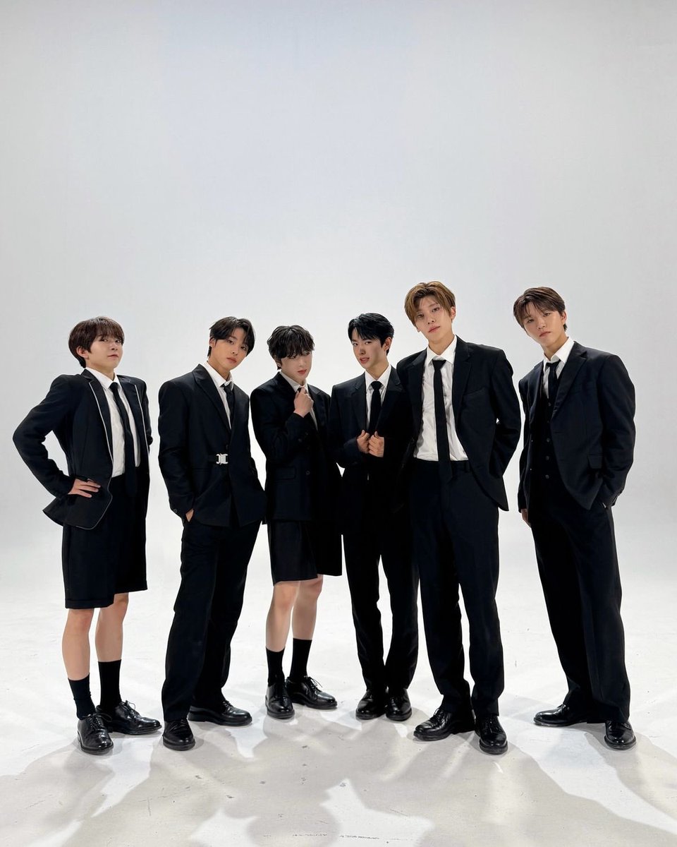 kuryo1114's tweet photo. 원본 부탁한 스핀깅 찾아가세영
근데 단체로 보면 더 웃김
컨셉이 뭔지 도통 모르겠음 푸핳 https://t.co/C8SYjgjwoe