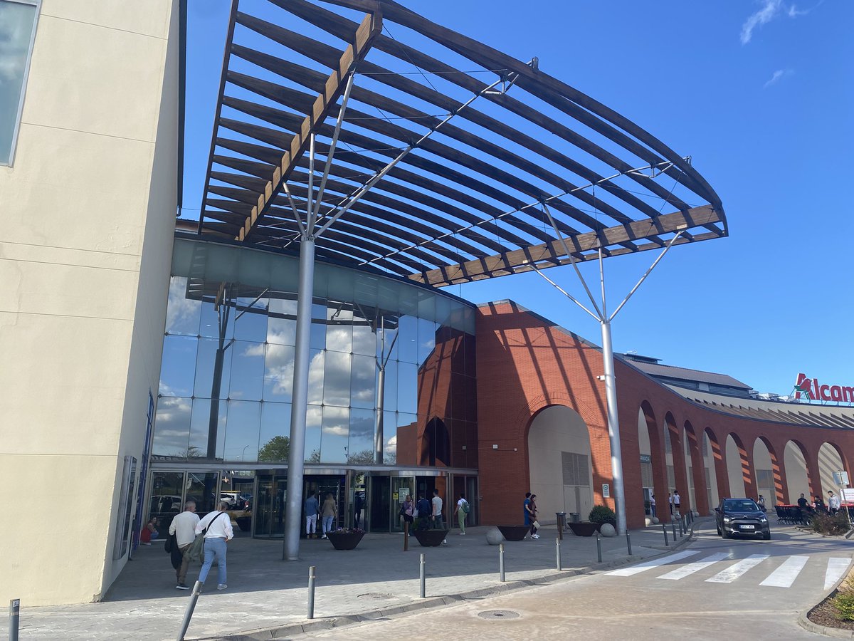 El centre comercial Espai Gironès ha recuperat la llum cap a quarts de tres. Està obert i algunes botigues poden cobrar amb targeta
<a href="/Cati_Girona/">CatInfo Girona</a>