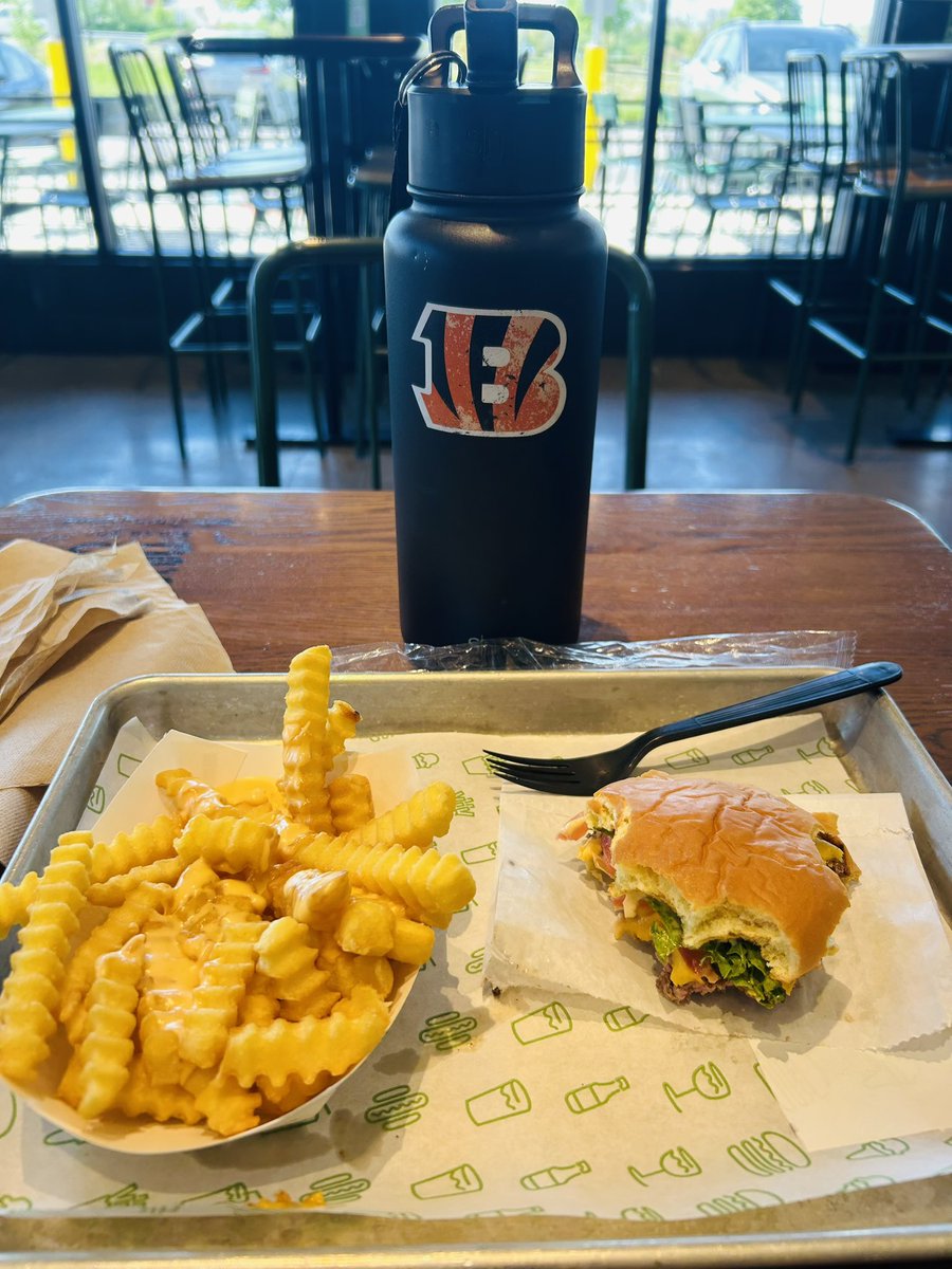 tgregoryrnemtp's tweet photo. I’m with @teehiggins5 , I love me some @shakeshack This is an after physical therapy treat for me! #lunchtreat #runningerrands https://t.co/7U7rrKypDN